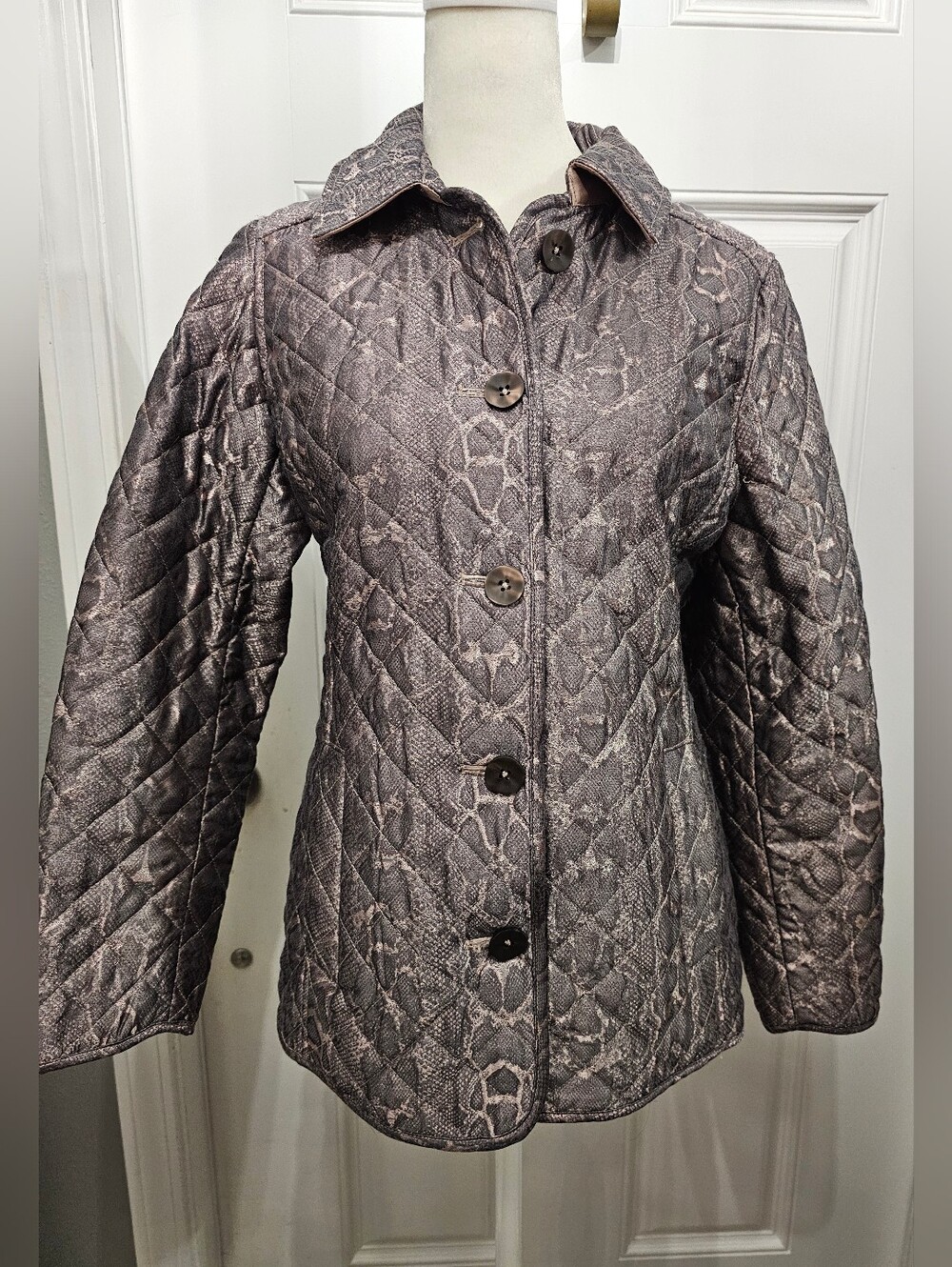 Chico’s Metallic Snake Print Quilted Jacket Size 0 / US 4-6 EUC